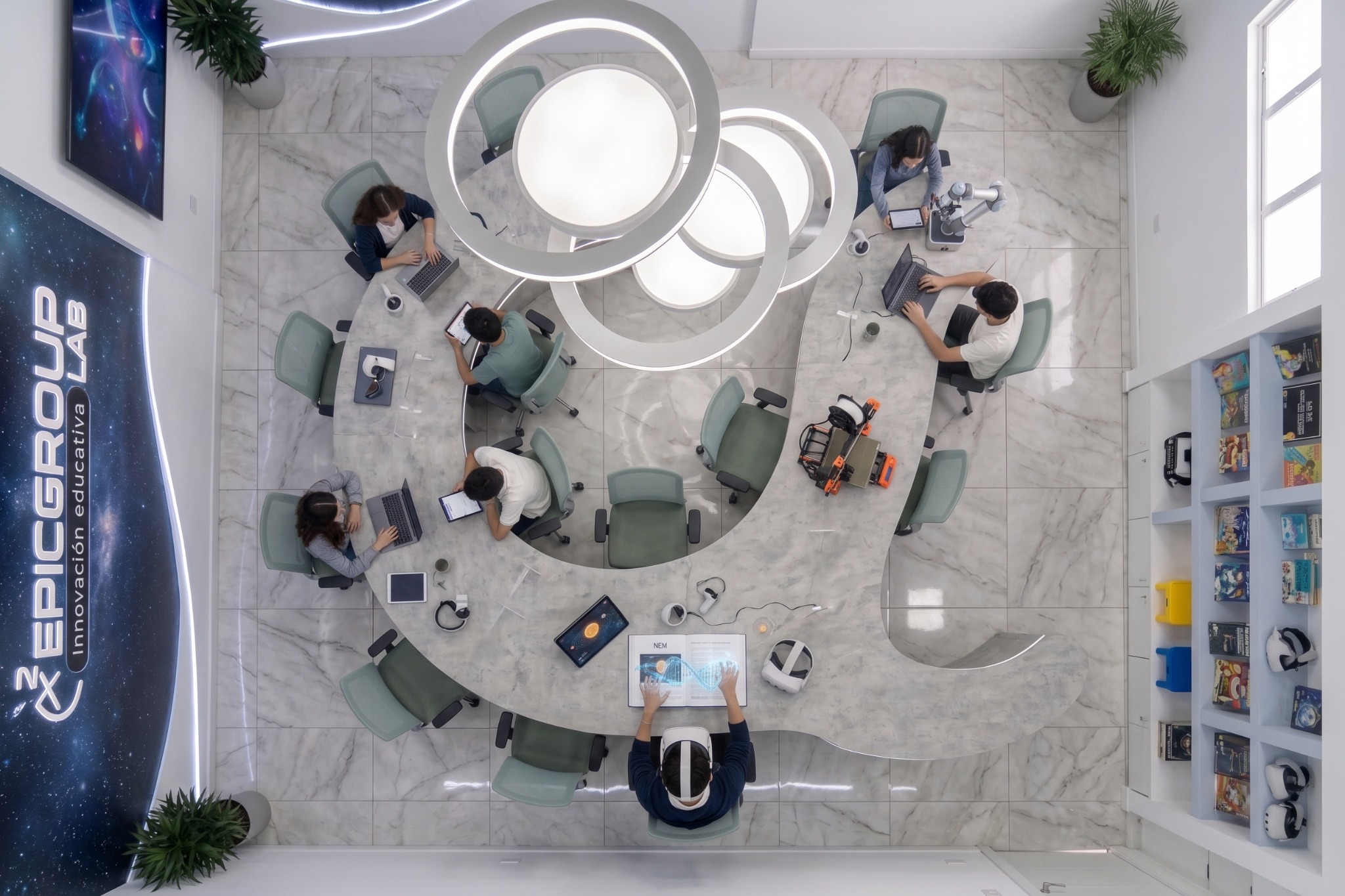 Vista cenital de un laboratorio EpicGroup Lab con alumnos, realidad virtual, robótica y recursos digitales